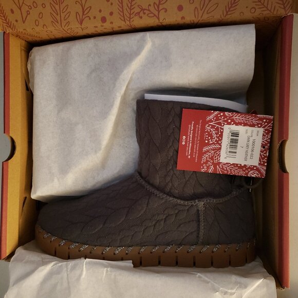 Muk Luks Mukluks Women's Dark Heather Gray Cable Knit Memory Foam 7 Booties NIB - Picture 1 of 16